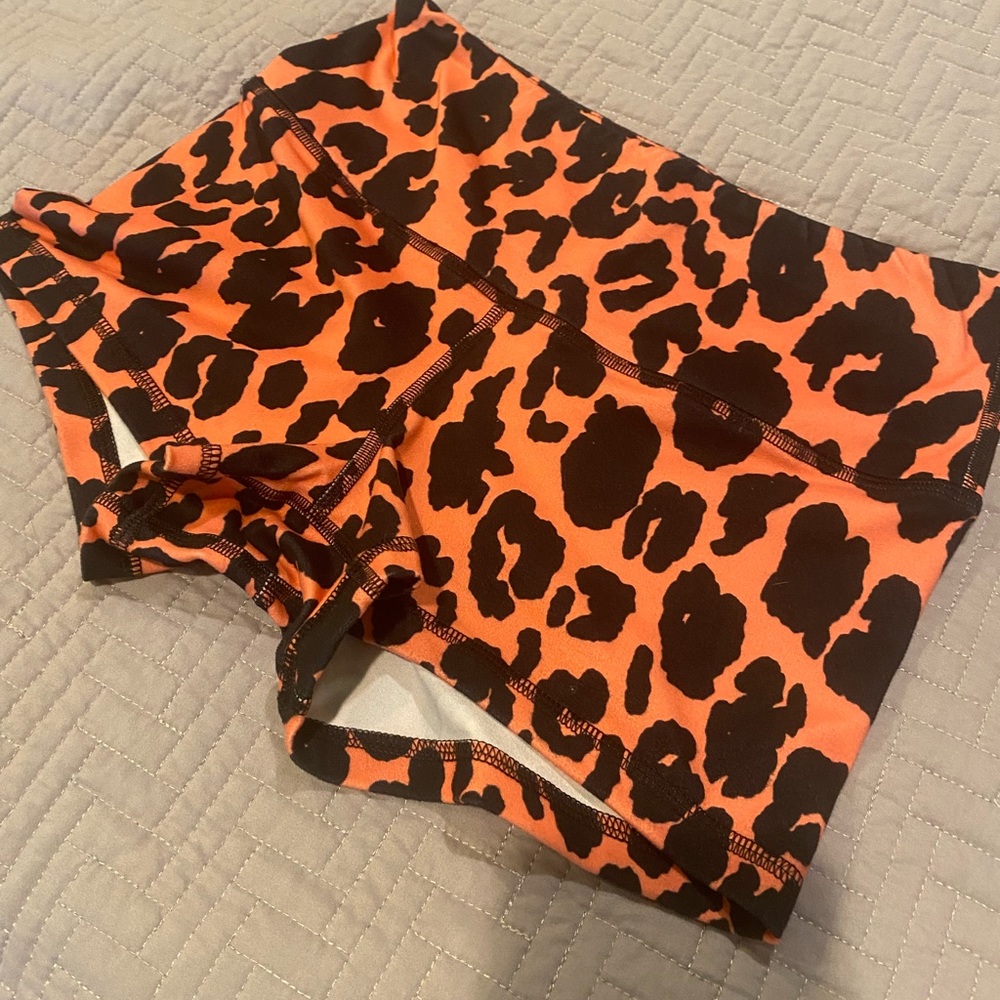 FLEO Coral High Rise Original Leopard shorts size S